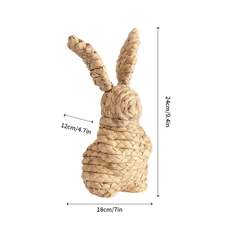 Sculpture de lapin en matière végétale tressée, de dimensions 24 cm de hauteur sur 18 cm de largeur.