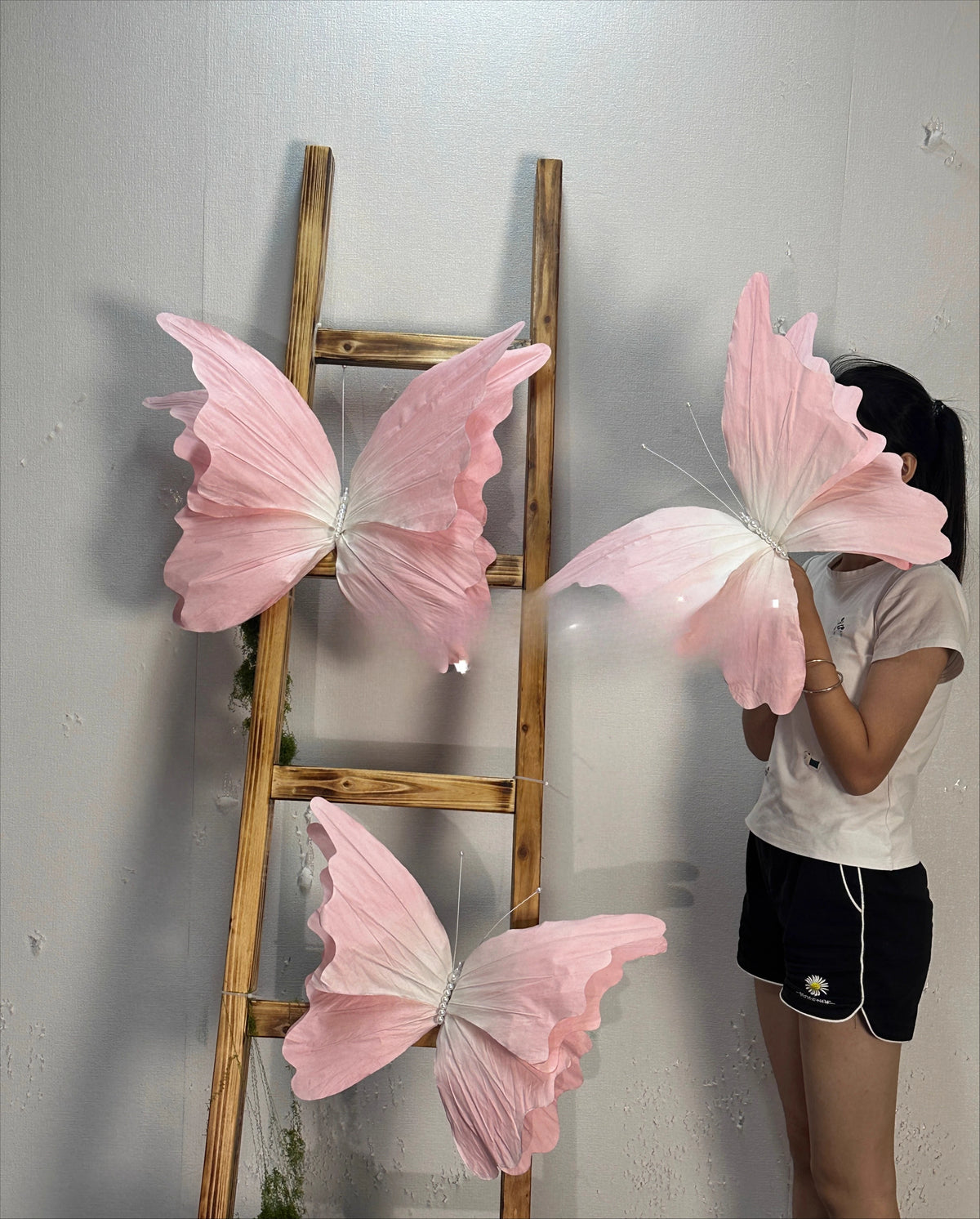 décorations papillon fleurs artificielles rose violet bleu effet plissé miroir bois
