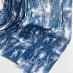 tissu polyester tie dye marbré bleu marine blanc protection uv moderne artistique 140cm