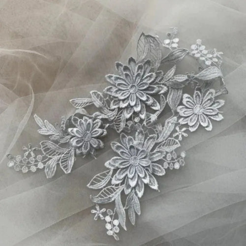 broderie dentelle fleurs feuilles rouge bleu clair rose pâle blanc cassé noir détails fins