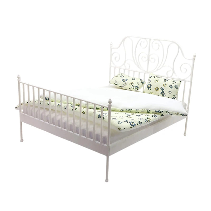 lit miniature maison poupée classique fer forgé matelas couette oreillers motifs pois noir blanc
