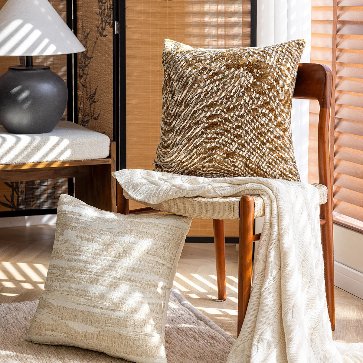 taie d'oreiller carrée jacquard géométrique beige marron contemporaine opaques décoration maison voitures polyester 45x45cm