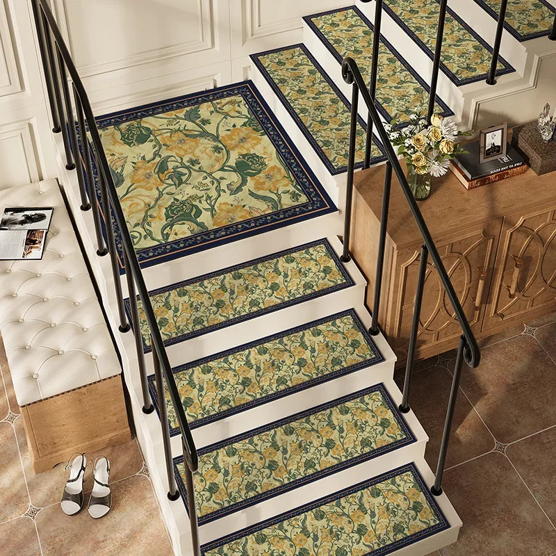 Un élégant escalier décoré de carreaux motif floral vintage, donnant une touche de sophistication et de charme à l'intérieur.