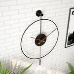 Horloge murale ronde métallique suspendue dans une chambre à coucher