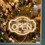 enseigne lumineuse néon ouverte come in blanc doré vintage transparent cadre feuilles stylisées porte