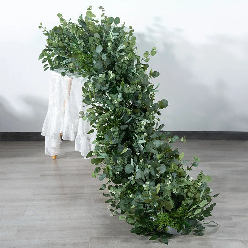décoration florale artificielle mariage vert blanc doré feuilles fleurs minimaliste intérieur événement