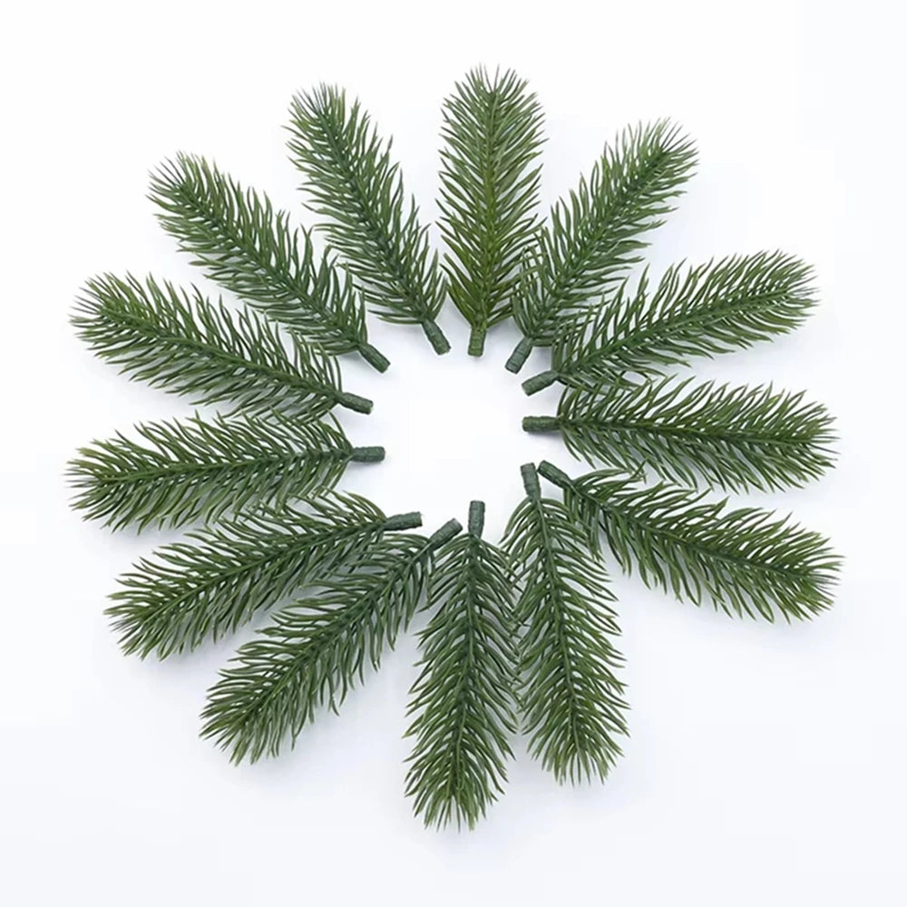 couronnes noel artificielles branches sapin baies rouges cones pin vert foncé traditionnel decoration hiverextérieur