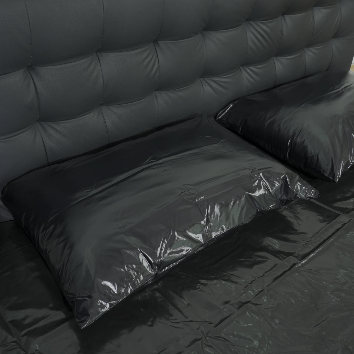 taies d'oreiller noires imperméables fermeture éclair aspect plastique moderne 51x71cm
