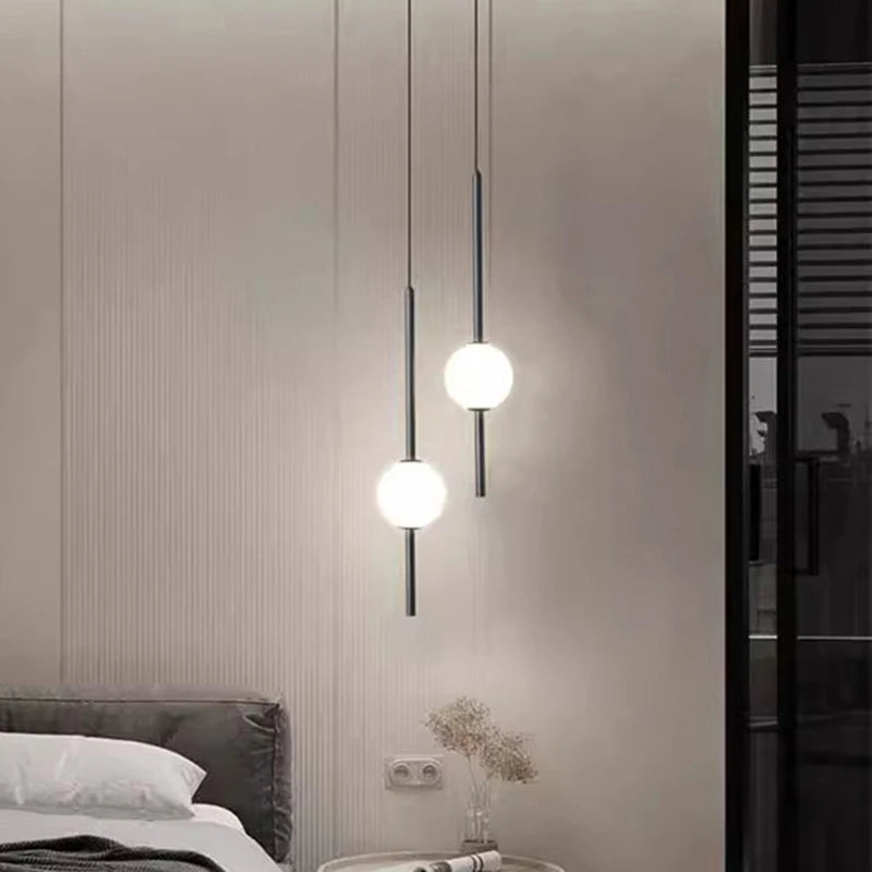 suspension luminaire moderne sphères translucides métal noir or chambre salon intérieur maison