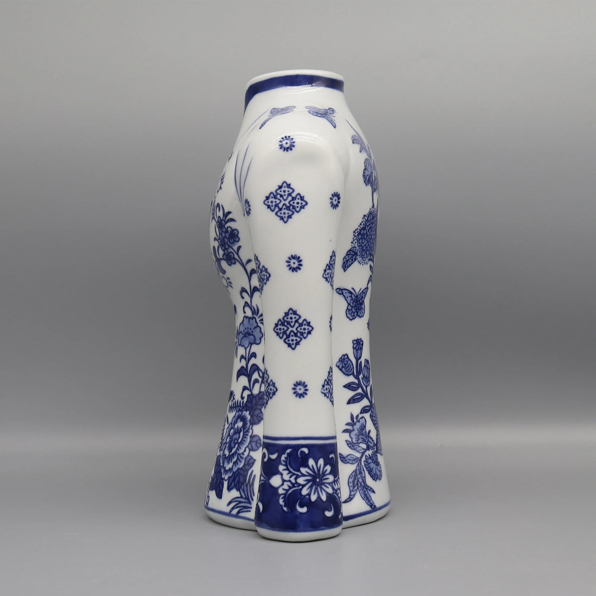 Vase en porcelaine blanche avec des motifs floraux bleus délicats et élégants, créant un contraste saisissant avec son fond clair.