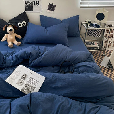 Housse de couette bleue 150x200 en coton lavé sur un lit Queen