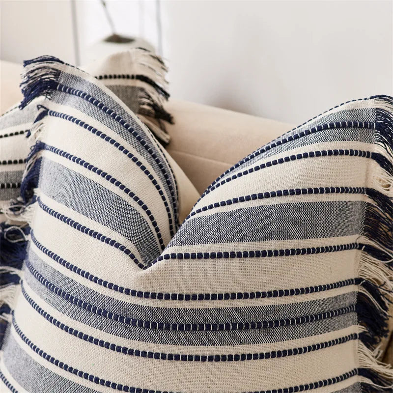 coussin housse rayé bleu marine blanc moderne pièces franges pompons décoration intérieure rustique adhésif