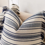 coussin housse rayé bleu marine blanc moderne pièces franges pompons décoration intérieure rustique adhésif