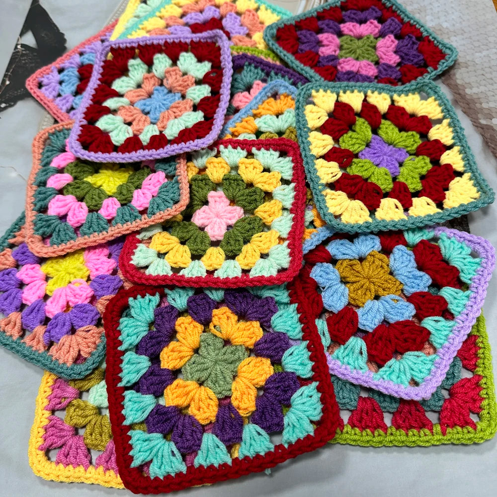 Napperon en crochet carré multicolore sur une table en bois