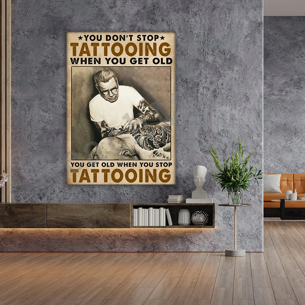 L'affiche montre un homme plus âgé avec de nombreux tatouages, avec le texte "Vous ne vous arrêtez pas de vous faire tatouer quand vous vieillissez, vous vieillissez quand vous vous arrêtez de vous faire tatouer".