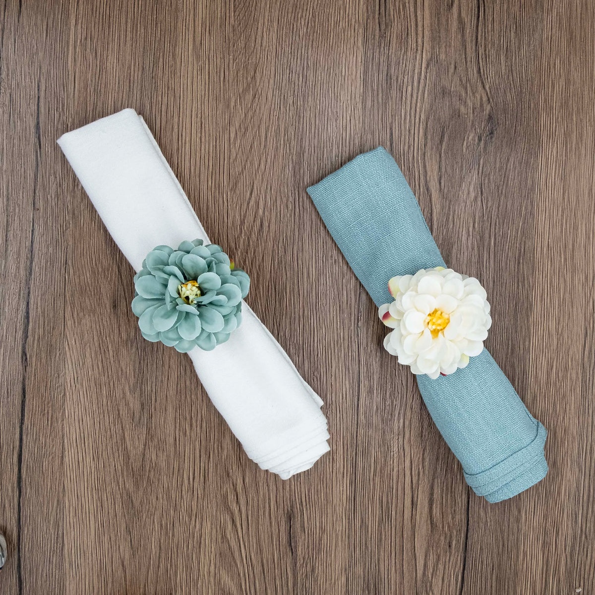 serviettes pliées fleurs artificielles ruban beige blanc rose décoratives table événement