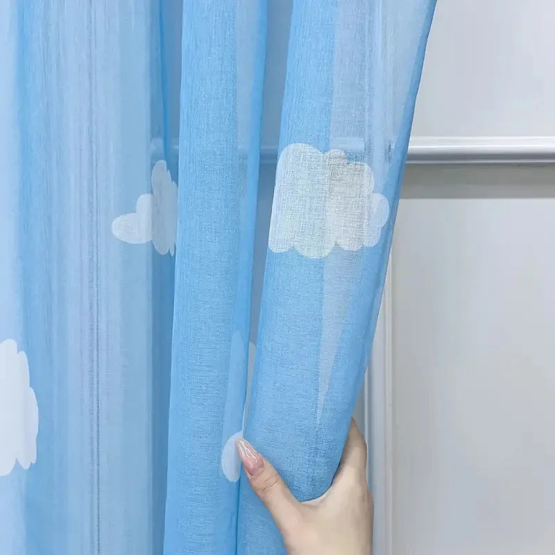 rideau moderne nuages blancs imprimés bleu clair translucide chambre enfant fenêtre française