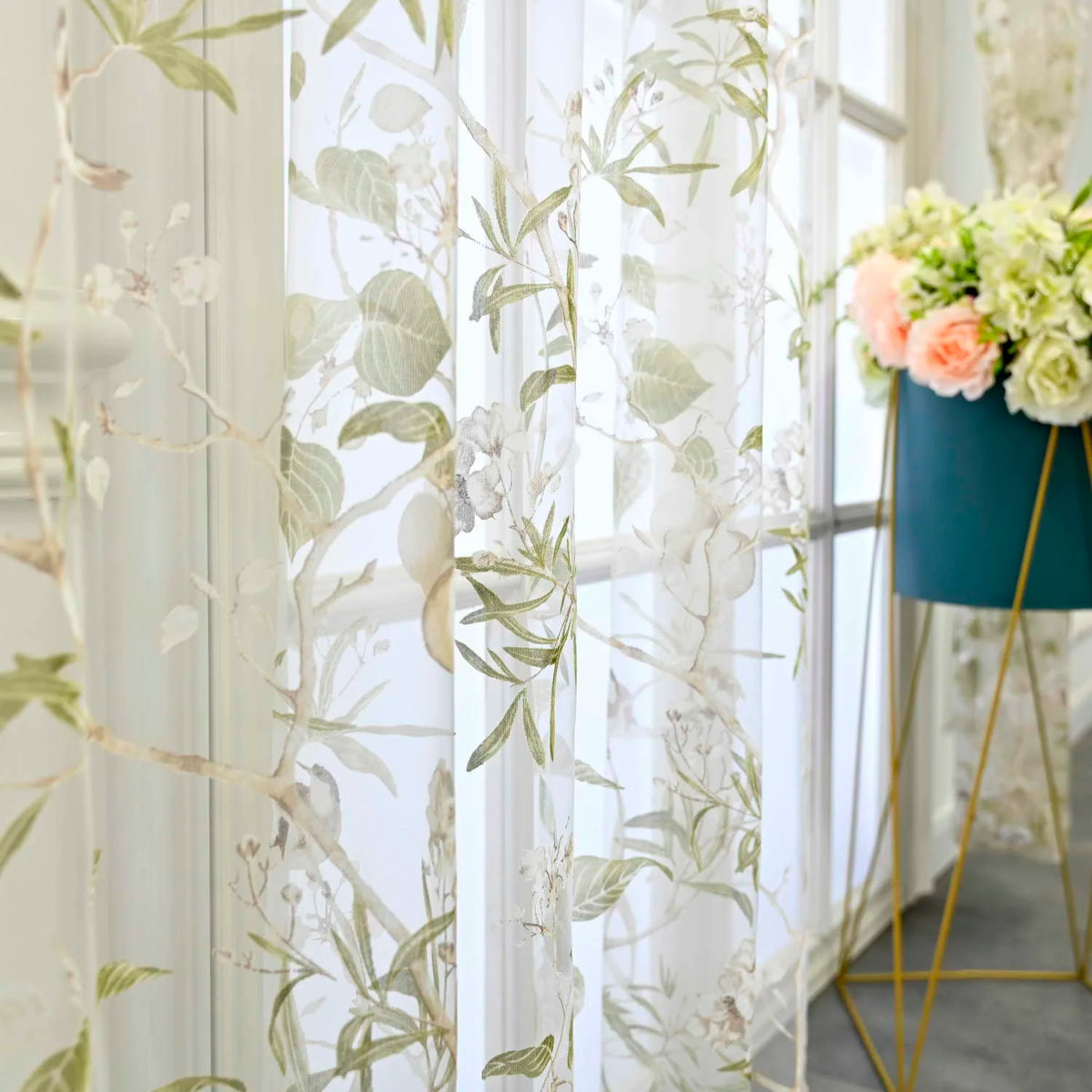 rideau tulle transparent blanc fleurs vertes motif romantique moderne fenêtre salon