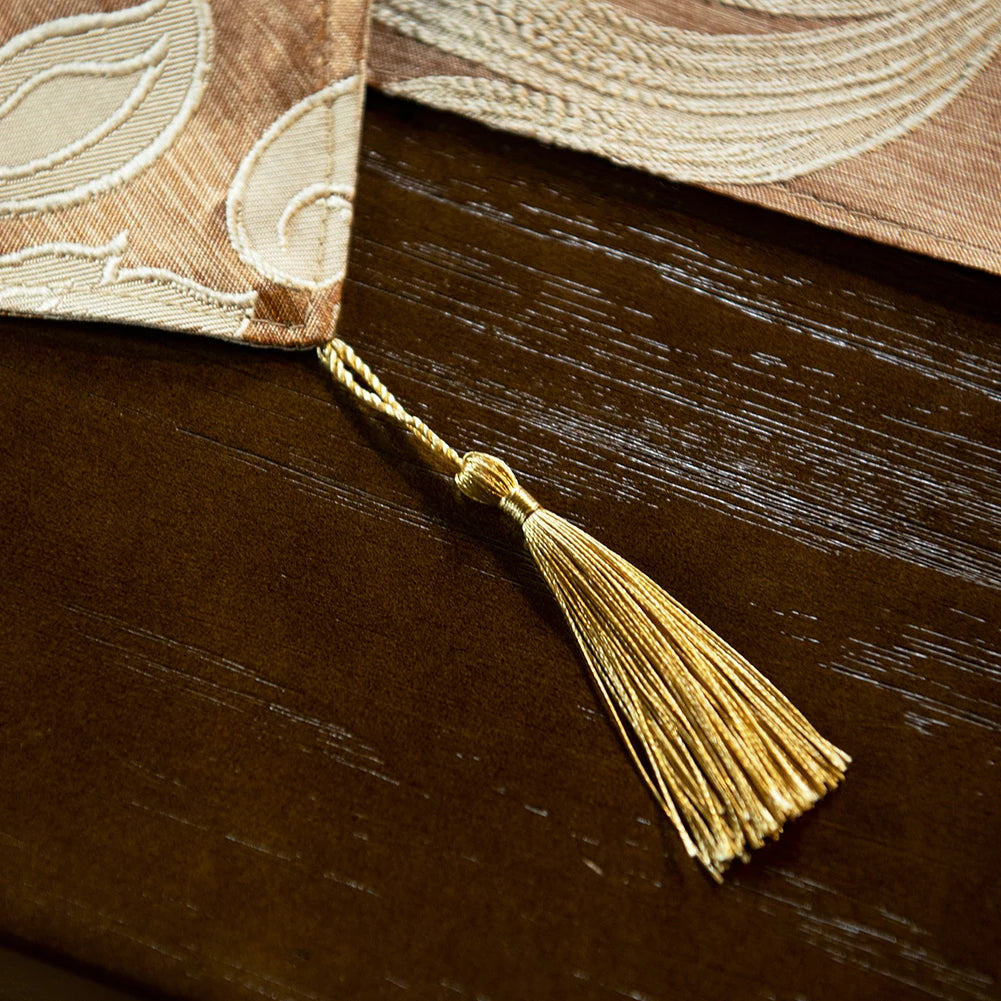 nappe décorative élégante motif floral marron beige doré tissu brodé relief maison runner table