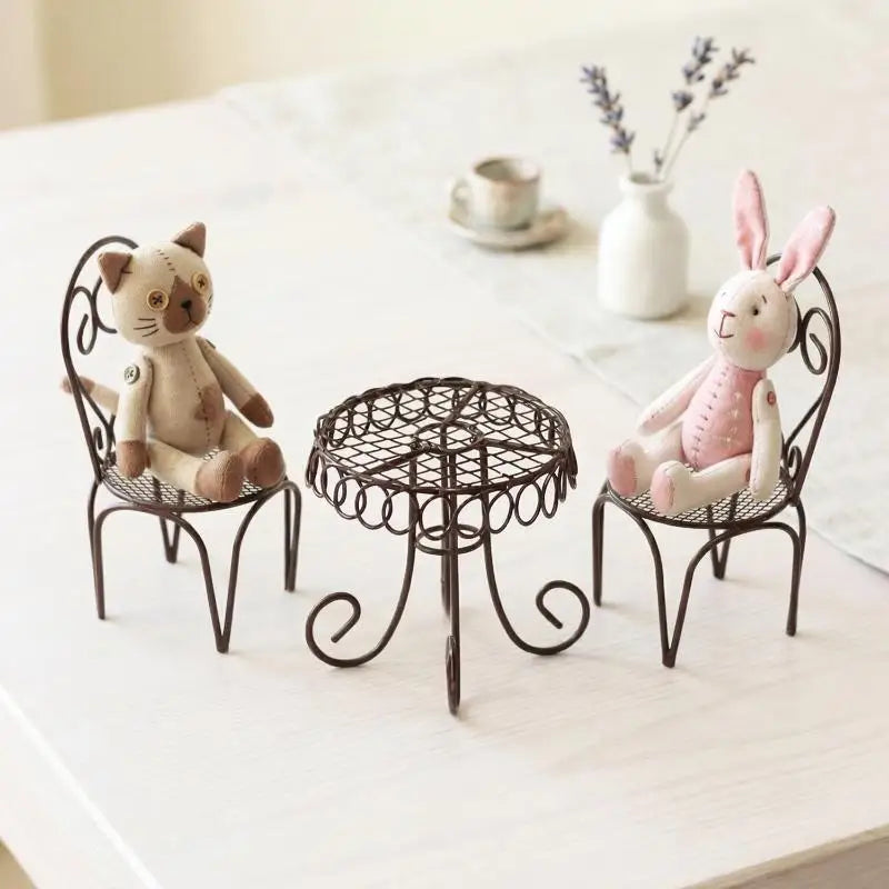 chaises table miniature métal grillagé vintage beige coussin serviette