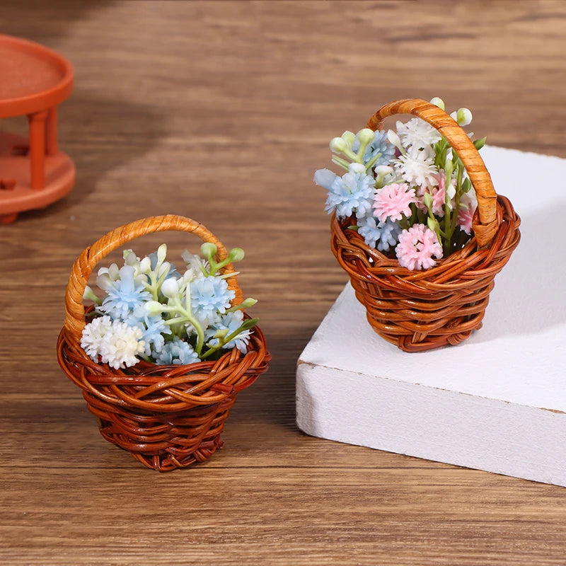 panier osier tressé marron clair fleurs artificielles blanches roses bleues accessoire maison poupée miniature