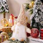 ornements noël poupées blanc doré tissu motifs floraux traditionnels festifs guirlande lumineuse