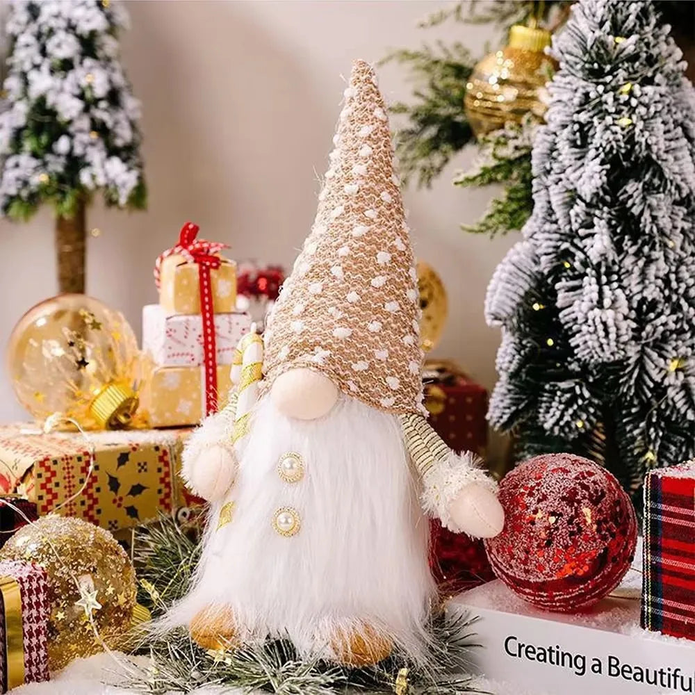 ornements noël poupées blanc doré tissu motifs floraux traditionnels festifs guirlande lumineuse