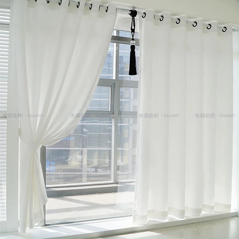 rideau blanc transparent moderne anneaux noirs pompons fenêtre salon chambre