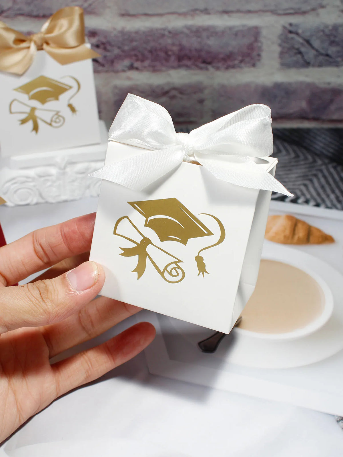 boîtes cadeaux blanc rouge ruban satiné graduation cap classique 100 pièces opaques festives anniversaire