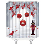 Rideau de douche rouge orné de décorations de Noël, y compris un lustre comme ornement de luminaire, créant une atmosphère festive pour les vacances de Noël.