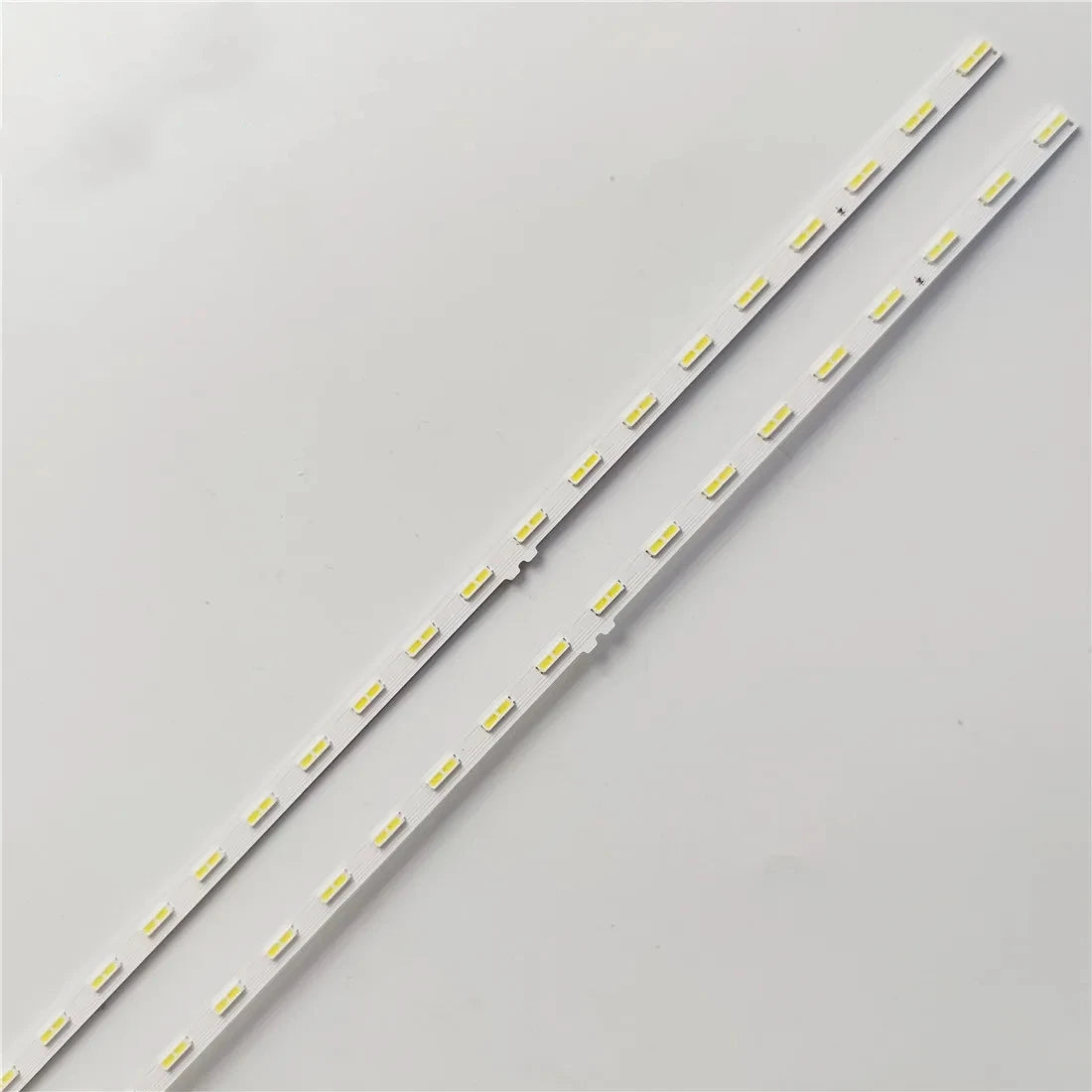 ruban led blanc lumieres jaunes moderne connecteurs electriques quincaillerie piece machine