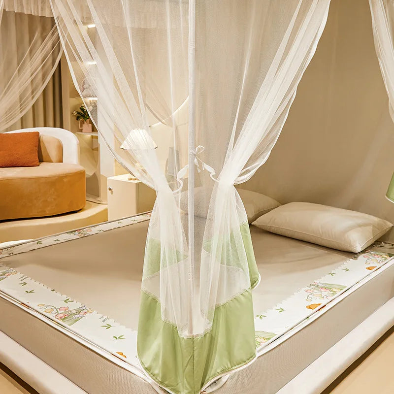 Chambre confortable avec un lit à baldaquin et des draps de lit ornés de fleurs.