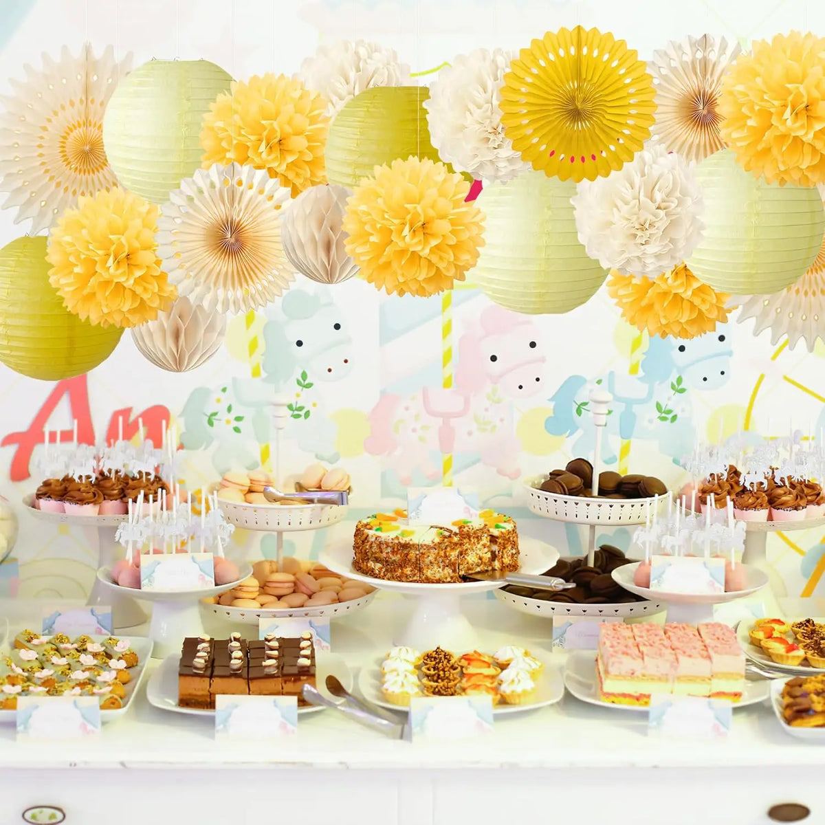 décorations fête papier jaune crème fanions pompons lanternes fleurs joyeuses enfantines
