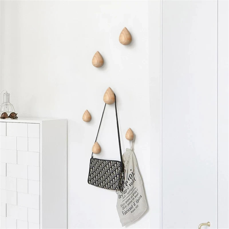 porte manteaux mural bois clair minimaliste vis chevilles crochets différents tailles rangement chapeaux écharpes
