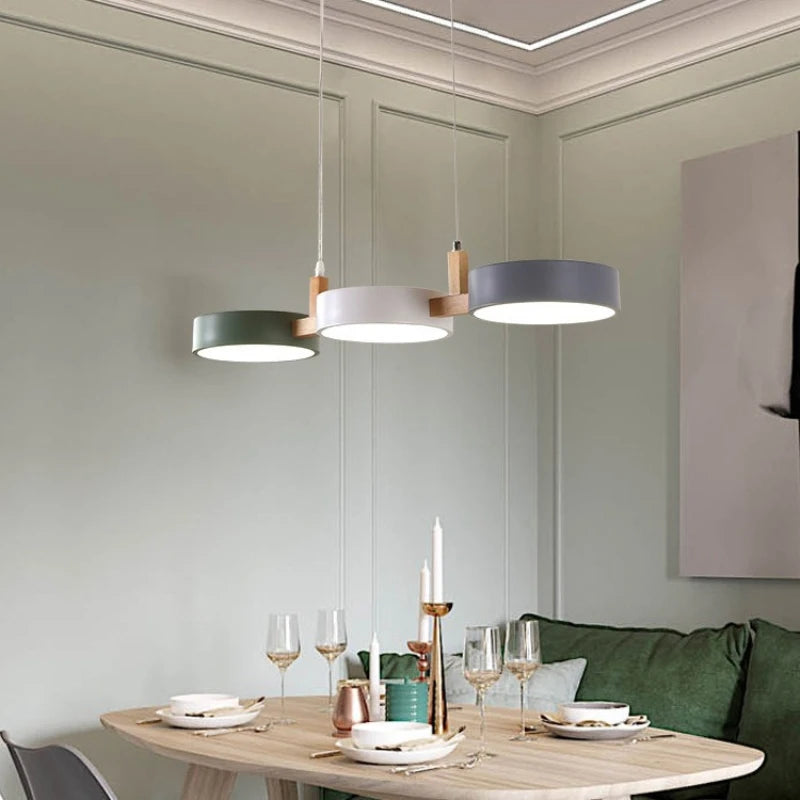 suspension lumineuse moderne trois abatjours vert foncé blanc gris opaques minimaliste scandi