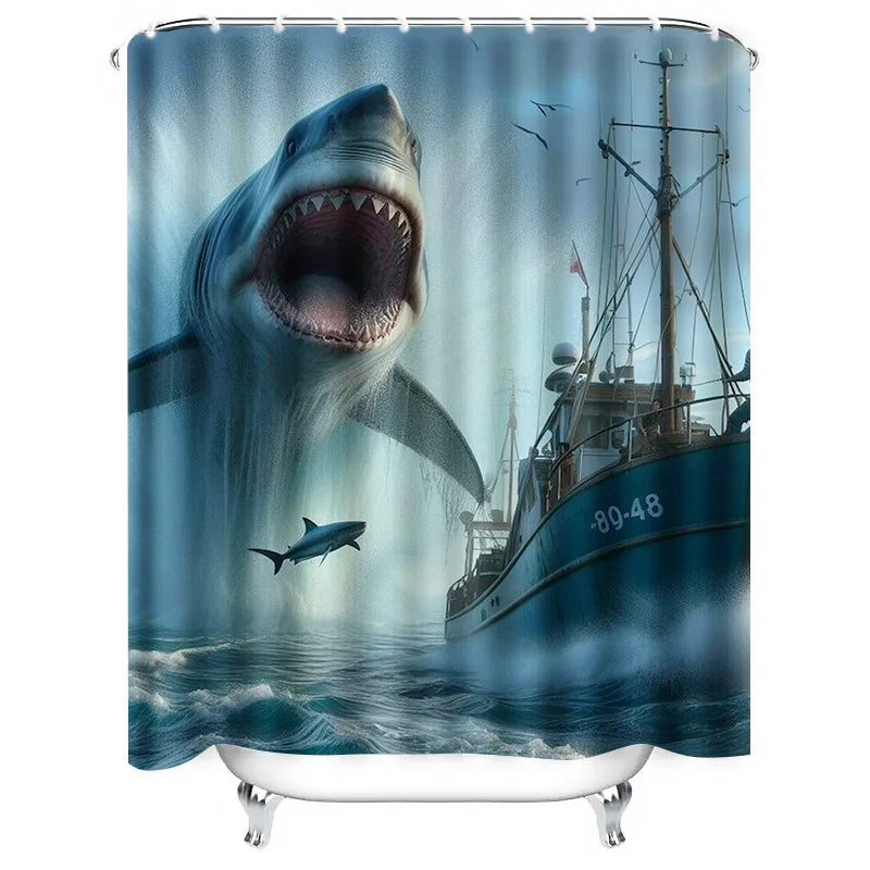 Rideau de douche représentant un requin géant bondissant hors de l’eau la gueule ouverte, à proximité d’un bateau de pêche en pleine mer, dans une ambiance marine intense.