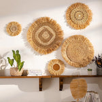 Décoration murale en paille dans un salon avec canapé