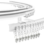 Rail de rideau flexible blanc monté au plafond dans un salon