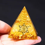 pyramide décorative moderne pyramide granulée dorée animal compagnie cube or 8cm 10cm decoration maison