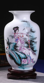 Vase de porcelaine blanc décoré d'un motif de femme en kimono rose et de bambous dans un paysage.
