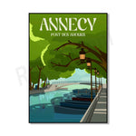 L'image présente un paysage urbain pittoresque d'Annecy, en France, avec un pont enjambant des bateaux amarrés sur l'eau, une scène paisible et bucolique sous un ciel vert.