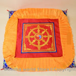 décor religieux bouddhiste tapis méditation coussins traditionnels motifs dragons roues