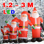 Moule gonflable de Noël XXL avec LED bleu dans un jardin décoré