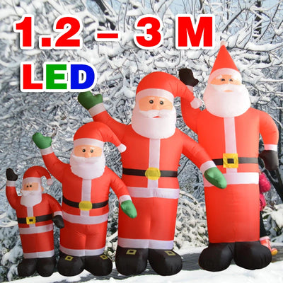 Moule gonflable de Noël XXL avec LED bleu dans un jardin décoré
