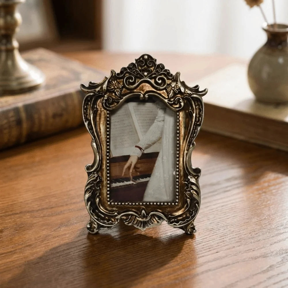 cadre photo vintage baroque or marron décoration florale sculptée aspect vieilliOpaque photo visible support