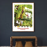 Une photographie captivante d'une fleur de bananier avec des feuilles vertes luxuriantes et des fruits en développement, prise en Guadeloupe et présentée avec un titre descriptif.