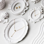 porte bijoux silicone ornements floraux classique baroque colliers or pierres noires blanc