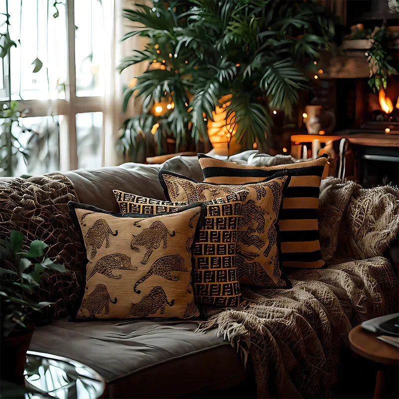 Un intérieur cosy avec des coussins aux motifs ethniques et une décoration de plantes verdoyantes, devant une cheminée allumée.