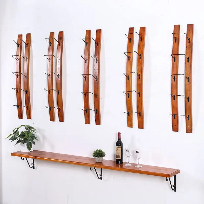 présentoir vin mural bois marron étagère murale bouteilles verres plantes rustique