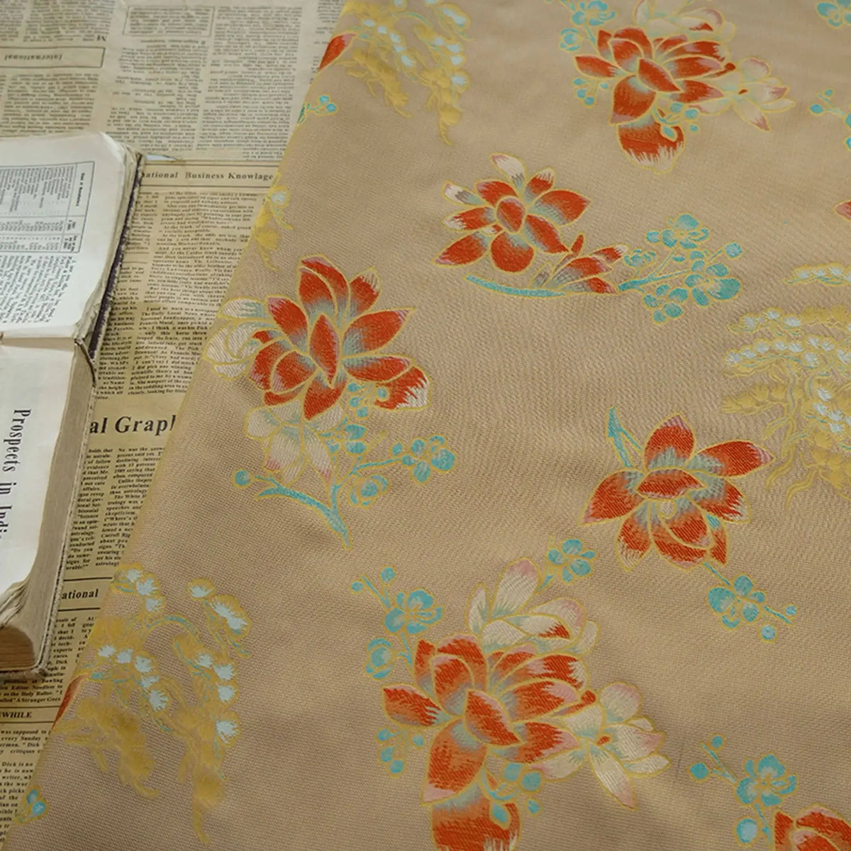 tissu polyester jacquard motifs floraux traditionnels beige orange jaune bleu turquoise opaques coudre